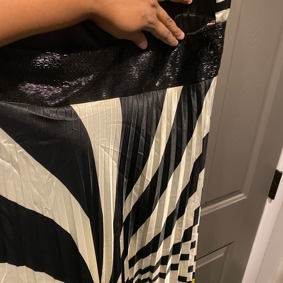 Formula Halter Formal Yellow, Black, & White Gown - Picture 4 of 8